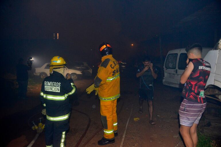 Incendio en un local, ubicado sobre Madame Linch y Facundo Machaín.