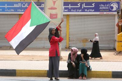 Una mujer lleva una bandera sudanesa durante las celebraciones por el acuerdo de paz, el pasado viernes en Jartum.