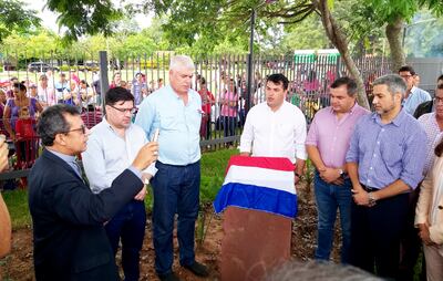 El presidente Mario Abdo Benítez (1° de la der.) asistió ayer a la rehabilitación del templo jesuita San Francisco Solano, en la localidad de Yabebyry, departamento de Misiones.