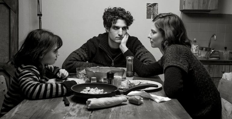 Olga Milshtein, Louis Garrel y Anna Mouglais, en una escena de “La Jalousie”, que se exhibirá hoy en la Alianza Francesa. Este película marcó, en la filmografía de Philippe Garrel, el inicio de una trilogía acerca de los celos.