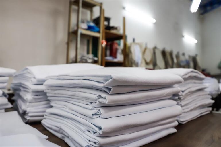 Varios talleres de costura y tiendas de ropa de Asunción han dejado de confeccionar prendas de vestido para fabricar kits de sábanas y donarlas a los hospitales, a los que esperan entregar 300 kits, como una respuesta particular del sector ante la crisis del coronavirus.