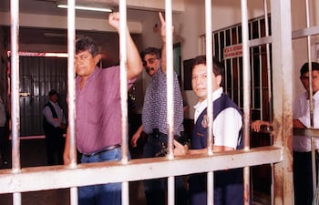 los-sindicalistas-eduardo-ojeda-y-alan-flores-ingresan-a-la-carcel-de-tacumbu-1998-tras-obtener-medidas-flores-huyo--183220000000-1825123.jpg