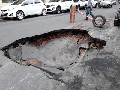 Se hunde asfalto sobre Independencia Nacional casi Presidente Franco, Asunción.
