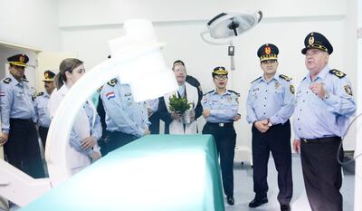 De derecha a izquierda: el director del Hospital, Crio. Gral. Insp. Dr. Ricardo Scavenius; el comandante, Crio. Gral. Cmdte. Walter Vázquez, en uno de los quirófanos inaugurados ayer.