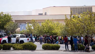 Los clientes de la tienda comercial de El Paso  son evacuados tras el tiroteo.