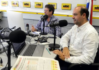 Ramón Casco y Fabrizio Vázquez  durante el programa “Economía y Más” que se emite por  ABC Cardinal (730 AM), analizando los diferentes temas económicos de la semana.