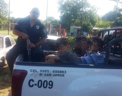 Los aprehendidos en la patrulla de la Policía.