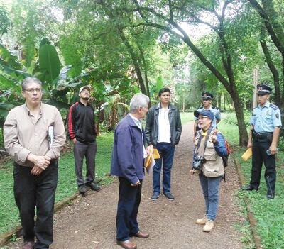 La experta Lidia Pérez realizó un recorrido por el Parque de la Salud e identificó especies nativas.