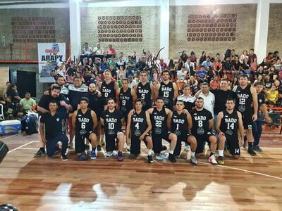 Integrantes del equipo de Capitán Bado, vigente campeón de la Asociación Pilarense de Básquetbol, que de ganar esta noche, revalidará su título.