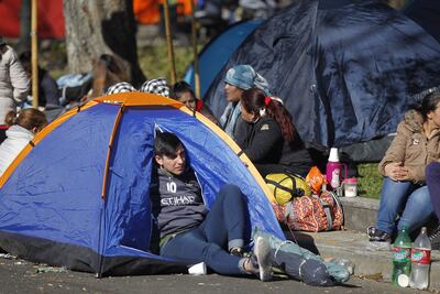 Manifestantes acampados frente al edificio del Ministerio de Desarrollo Social, en Buenos Aires.