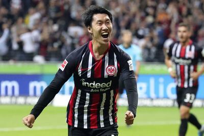 Daichi Kamada celebra el tanto que le permitió a su equipo lograr el empate.