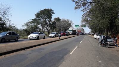 Fila de vehículos por cierre de la Ruta 2 en Coronel Oviedo.