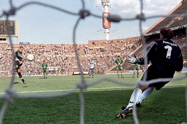 El paraguayo anotando uno de sus goles en la histórica jornada.