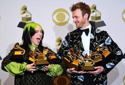 Billie y Finneas exhiben los  múltiples gramófonos dorados que ganaron.