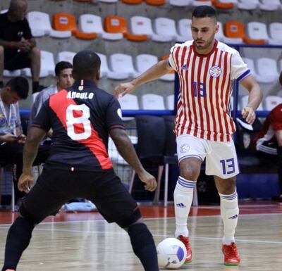 Alex López intentando eludir la marca del rival peruano en el encuentro de anoche  que ganó la Albirroja anoche.