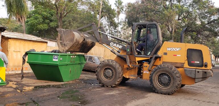 Las cuadrillas de trabajadores se encargan de la limpieza y recolección de basuras en las plazas frente al Congreso Nacional.