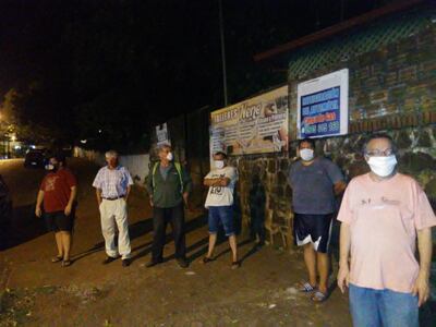 Vecinos establecieron un sistema de vigilia frente al hotel.