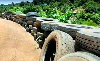 En el perímetro de la reserva forestal se observa la misma imagen: centenares de cubiertas superpuestas en forma ordenada. Forman un muro que en caso de incendio será infranqueable.