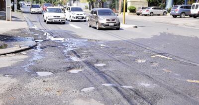Así se encuentra la calle en Chofer es del Chaco y Alfredo Seiferheld, debido a pérdidas de agua que deterioran el asfalto de la doble avenida.