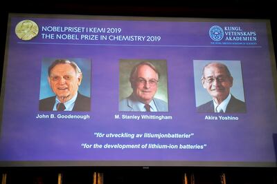 Una pantalla muestra los retratos de los galardonados con el Premio Nobel de Química 2019 John B. Goodenough, M. Stanley Whittingham y Akira Yoshino por el desarrollo de baterías de iones de litio durante una conferencia de prensa en la Real Academia de Ciencias de Suecia en Estocolmo, Suecia.