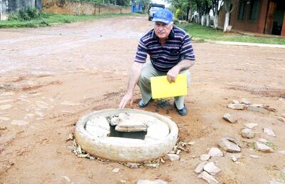 Foto de archivo de ABC del año 2012, que muestra el estado en que quedó uno de los registros cloacales en la ciudad de Iturbe. Antes de ser utilizado, el sistema ya comenzaba a resquebrajarse.