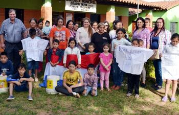 padres-alumnos-y-docentes-de-la-escuela-chacoi-se-manifestaron-el-sabado-frente-a-la-institucion-para-rechazar-el-traslado-de-rubros--190552000000-1607080.jpg