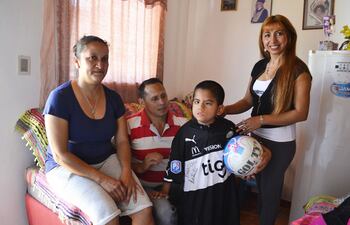 lucas-daniel-gonzalez-junto-a-sus-padres-valentina-fernandez-y-rodrigo-gonzalez-y-nilda-portillo-la-encargada-de-hacer-llegar-los-regalos--213511000000-1333714.jpg