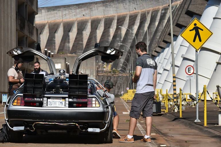 El auto del Regreso al Fururo se estuvo recargando en Itaipu y atrapó la atención de los visitantes. 
Fotos: Itaipu Lucio Huerta)