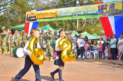 Estudiantes participan del desfile por el 62º aniversario de la ciudad de Mauricio J. Troche, este sábado.