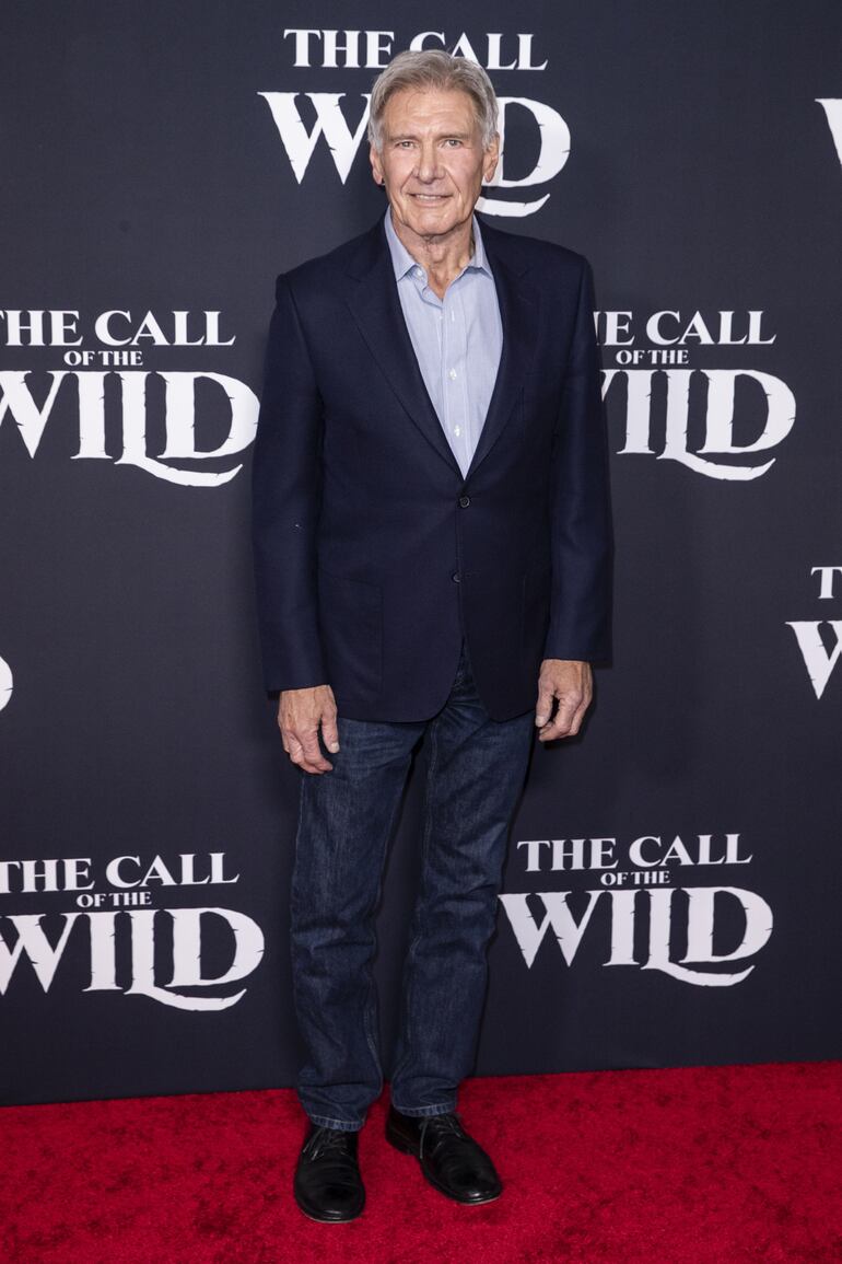 Harrison Ford posa en la alfombra roja de la premiere de su película 'The Call of the Wild'.
