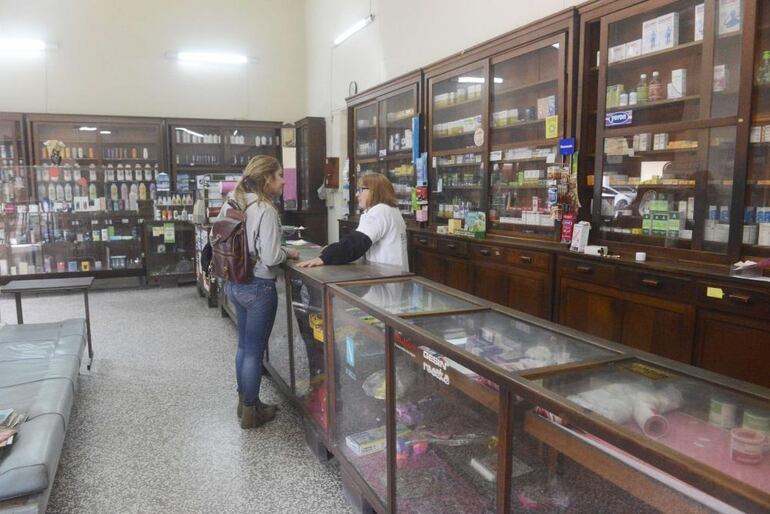 Interior de la farmacia Masi Hermanos. (Foto: Juan Ramón Ávila, ABC Color). 