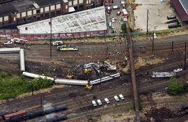 vista-aerea-de-los-restos-del-tren-descarrilado-en-filadelfia-en-el-noreste-de-estados-unidos-efe-205714000000-1328666.jpg
