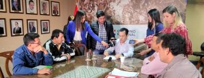 El ministro de Agricultura y Ganadería, Rodolfo Friedmann (c), confirmó que hay dinero para productores. Le llovieron ahora pedidos de “proyectistas”.