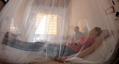 La epidemia  obligó la internación de miles de personas afectadas por el dengue para hidratación y evitar o detener la forma grave de la dolencia. Entre los afectados hay enfermeros y médicos.