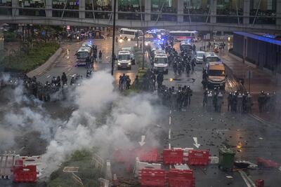 Una visión general muestra que los manifestantes chocan con la policía antidisturbios durante una manifestación antigubernamental el domingo en Tsuen Wan, en Hong Kong, China
