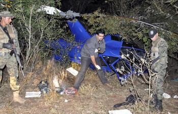 efectivos-policiales-trabajan-cerca-del-helicoptero-siniestrado-en-la-colonia-maria-auxiliadora--203541000000-582355.jpg
