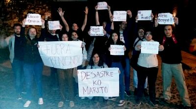 Estudiantes frente a la casa del ministro de Hacienda, Benigno López, pidiendo su destitución y exigiendo una mejor educación.