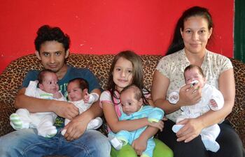 una-experiencia-llena-de-amor-viven-los-padres-de-los-quintillizos-antonia-montenegro-y-hugo-obregon-la-pareja-esta-al-cuidado-de-los-cuatro-ni-195942000000-1446274.jpg
