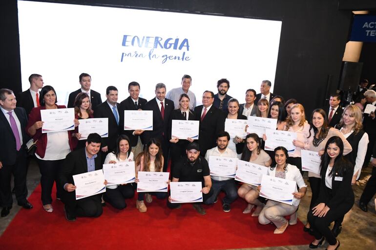 En el stand de hizo entrega de los certificados a los ganadores del concurso “Con Vos Paraguay crece”.