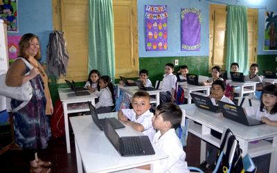 Cada niño, de 35 escuelas de Caacupé, accedió a una laptop.