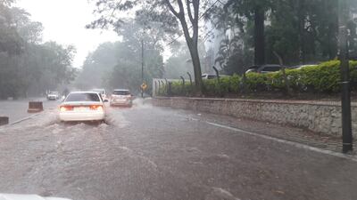 Cortes de energía y raudales, constantes cuando llueve en la capital.