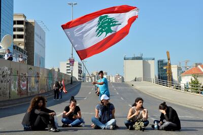 Manifestantes contra el gobierno bloquean una autopista principal en el Líbano.