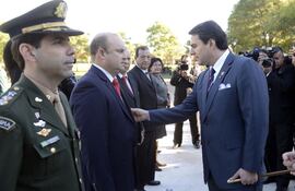 el-presidente-de-la-republica-federico-franco-d-impone-las-condecoraciones-en-el-dia-de-recordacion-de-la-artilleria-en-paraguari--220650000000-571969.jpg