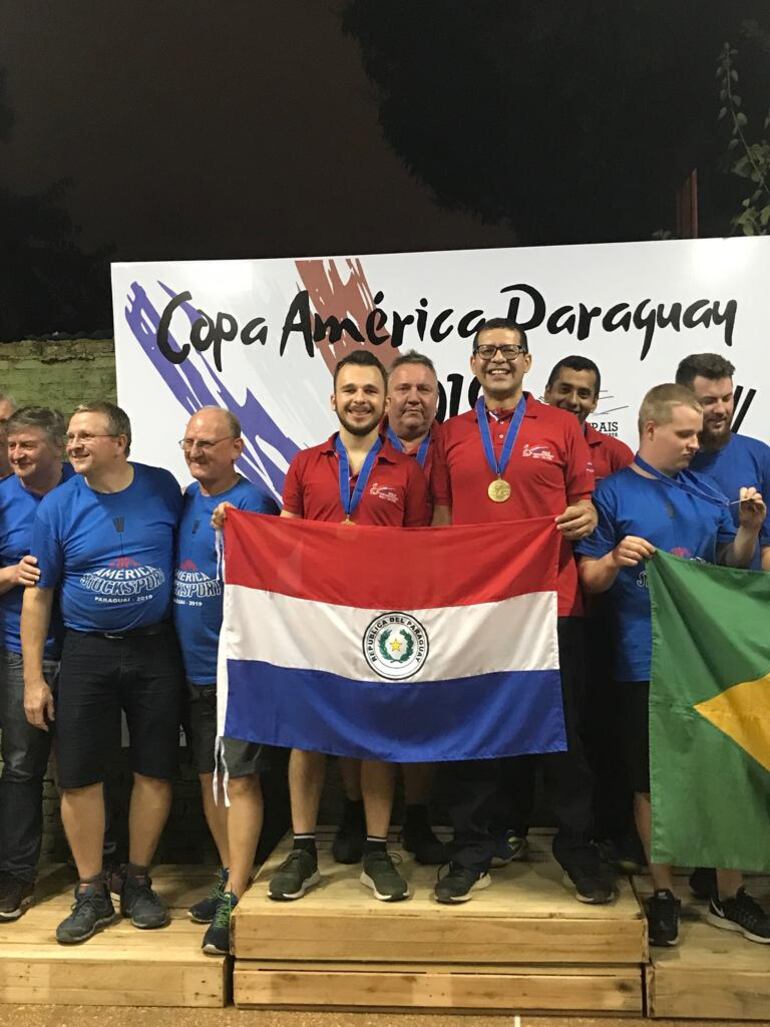 Oro en la Grupal: Thomas Rietzel, Nivaldo Escurra, Guillermo Benítez y Dietmar.