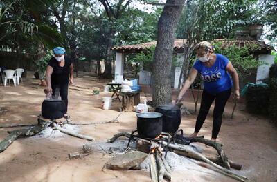 La preparación de los alimentos estuvo a cargo de personas voluntarias en cada barrio. Más de 3.000 platos fueron distribuidos ayer, según los datos.