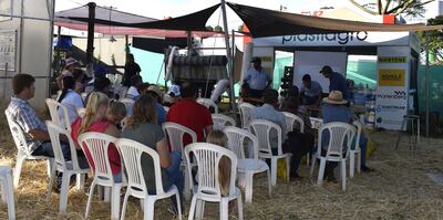 Durante la Agrodinámica la firma Plastiagro realizó charlas para los visitantes, hablando sobre el uso de fertilizantes y otros productos.