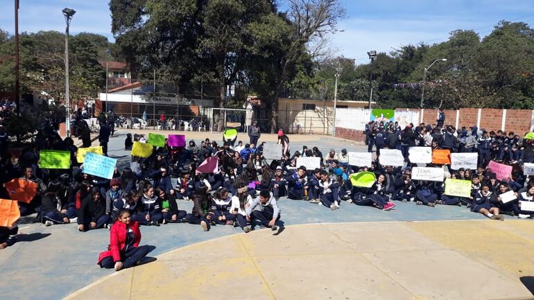 Estudiantes de San Antonio se adhieren a protesta.