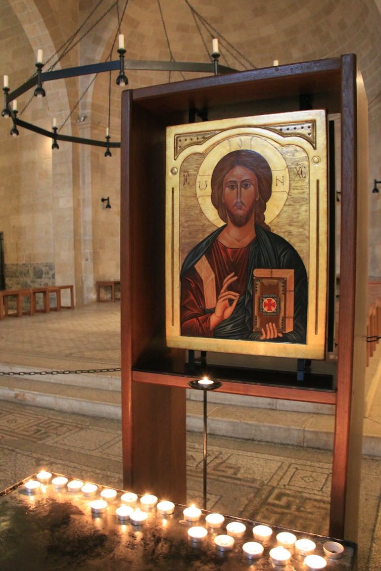 Una representación de Jesús presentada en la iglesia en la que el hijo de Dios multiplicó los panes, en el Mar de Galilea.