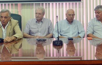 Darío Baumgarten, Manuel Riera, Luis Villasanti, Pedro Galli, Jorge Lamar y Juan Cácerez Bazán, en la rueda de prensa de ayer en ARP.