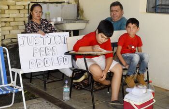 amigos-y-familiares-de-adolfo-estigarribia-se-concentraron-ayer-frente-al-palacio-de-justicia-para-exigir-condena--211457000000-1530287.jpg